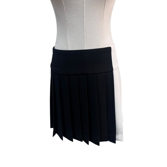 Like New Alice + Olivia Wilcox Pleated Black White Colorblock Mini Skirt Size 4 - Picture 3 of 7